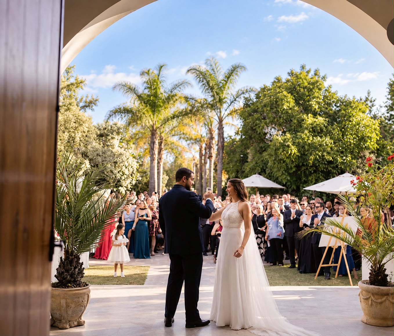 Novios en arco floral